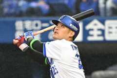 ６回、この日２本目となる本塁打を放ったDeNA・筒香