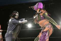 バイオ・サーペント（右）をライトセーバーで攻めるダース・マイダー