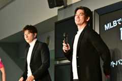 小倉競輪でのトークショーに登場した前田健太(右)。左は元ソフトバンクの馬原孝浩氏