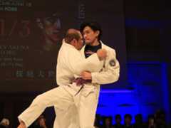 大外刈りをする桜庭大世（右）(c)RIZIN FF