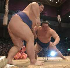 魁皇を寄り切りで破り優勝を決めた朝青龍（２００５年九州場所）