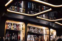 Verschiedene Getränke im Regal der Sphere Bar.