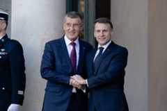 Babiš chce s Macronem mluvit o změnách povolenek, Ukrajinu s ním řešit nebude