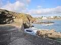 Quai et falaise près de la pointe de Bellangenet.