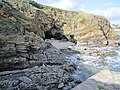 Falaise et grotte entre la plage de Kerrou et celle de Bellangenet.