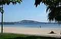 Plage, étang de Thau et vue sur la colline de St-Clair (Sète).