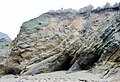 Falaise et grottes dans la partie orientale de la plage des Grands Sables.