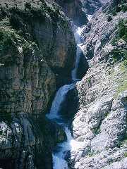 Español: Subiendo al monte Perdido, cascadas Français : Cascades visibles lorsqu'on grimpe sur le mont Perdu