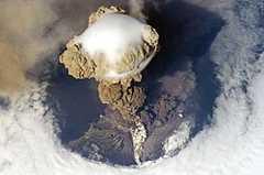Tempat ketiga: Sarychev Peak Volcano erupts June 12, 2009, on Matua Island (North Kuril Islands) (POTD) – Credit: Original photo by NASA, uploaded on Flickr by user John, derivative work by The High Fin Sperm Whale. (CC-BY-SA‑2.0)