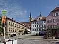 Marktplatz mit Stadtpfarrkirche St. Veit, Rathaus und Marienbrunnen