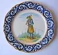 Faïence de Quimper : assiette à thème de personnage breton (signée Henriot, vers 1910) 1