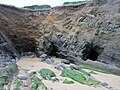 Grottes dans les falaises entourant la plage de Kerrou.