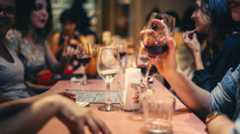 Clientes en un bar