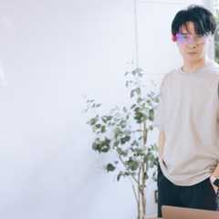 話題のARグラスを装着する社長の写真