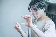 「真剣な眼差しでARでシミュレーションするエンジニア」の写真［モデル：金子周平］