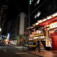 人の気配がない夜の中華街の様子の写真