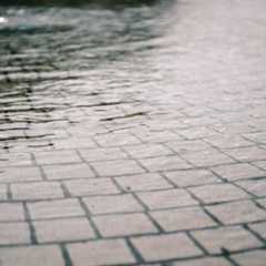 雨に沈むタイルの素材