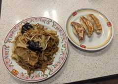 餃子の王将　ソース焼きそば：638円＆餃子（3個）：192円　焼きそばはボリューム満点なのでイチオシ