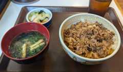 すき家　牛丼おしんこランチセット〈並盛〉：580円　おしんこ、味噌汁もついてこの値段！