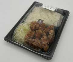 まちかど厨房 鶏のから揚げ弁当　ローソン：592円　唐揚げの量もボリューミー。店内調理なのでうまい