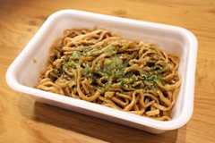 【ワシワシペヤング】セブンの豚ラーメン用極太麺にペヤングソースを絡める食感ワシワシ系の焼きそば！＜野島慎一郎のバカレシピ＞