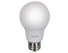 LED電球(40W相当、20000H、昼白色/電球色)100円(税込110円)近年、最も価格破壊が進んだ製品といってもいいLED電球。その先頭を猛ダッシュするダイソーは100円まで来た!