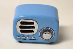 ブルートゥーススピーカー(レトロタイプ)700円(税込770円)BT5.0対応、MP3再生用マイクロSD端子、4.5時間再生可能な内臓バッテリー、充電用USBケーブル付属。スゴい!