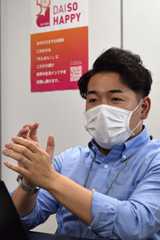 企画から開発まで手がける大創産業 商品本部 商品2部 バイヤーの松延希氏。「最近はSNSのバズからヒットが生まれる」とのこと