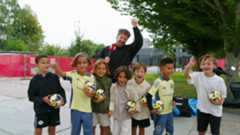 Veel enthousiasme bij kledinguitgifte, jongste Ajacieden kijken ogen uit