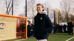 Frenkie de Jong opent Cruyff Court: 'Legacy van Cruijff voortzetten'