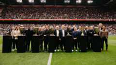 Ajax-iconen genieten tijdens jubileumwedstrijd