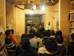 満席の誠光社にて、メレ山さん(左)と岸さん(右)。