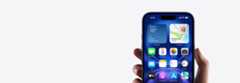 一隻手握著 iPhone 16 Pro，螢幕展示主畫面的相片、圖像及小工具。