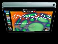 iPad Airの前面の外観。ユーザーはFaceTime通話をしながらKeynoteを見ている。奥にもう1台のiPad Airがあり、背面の外観が見える