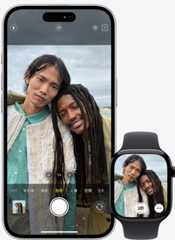 示範 iPhone 與 Apple Watch 的接續互通功能。