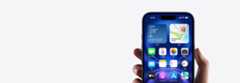 一隻手拿著 iPhone 16 Pro，螢幕顯示主畫面上的照片、圖標和小工具。