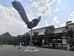 アンゼルム・キーファーの作品が展示された二条城の二の丸御殿前庭。観客は思い思いのスタイルで鑑賞していた=6月4日、京都市中京区