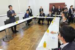 小泉進次郎農林水産相(当時、左端)と意見交換する郵便局長ら=2025年9月27日午前、東京都港区の赤坂郵便局、藤田知也撮影