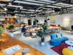 松川レピヤン新本社のカフェスペース。左奥にはキッチンがある。