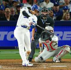 9月16日のフィリーズ戦で50号本塁打を放つドジャースの大谷翔平選手=金居達朗撮影