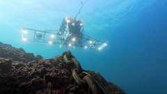 葛籠尾崎湖底遺跡の調査で使われたのと同型の水中スキャナーによる海底探査の様子=ウインディーネットワーク提供