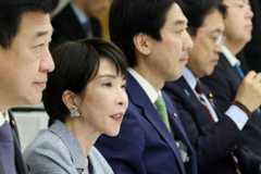 政労使会議で発言する高市早苗首相(手前から2人目)=2025年11月25日午後5時38分、首相官邸、岩下毅撮影