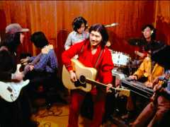 1976年、大滝詠一さんを囲んでのスタジオライブ。左から伊藤銀次さん、坂本龍一さんら©THE　NIAGARA　ENTERPRISES