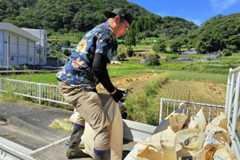 コンバイン袋の積み下ろしは、いちばん腰にくる仕事。ラグビー部の大男慎太郎も音を上げた