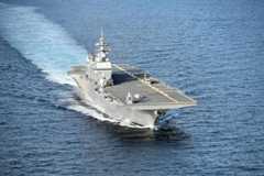 海上自衛隊の護衛艦かが=2025年9月9日、九州近海、かが艦載SH60Kヘリコプターから土居貴輝撮影