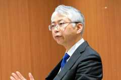 取材に応じる日本郵政の根岸一行社長=2025年11月27日午前、東京・大手町、藤田知也撮影