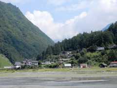 山梨県早川町の奈良田集落。手前は早川。限られたエリアに方言が残る「言語島」と呼ばれる場所の一つだ。残る話者は3人しかいない=山梨県早川町