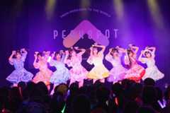 デビューライブでパフォーマンスを披露する「log you」=2025年11月15日、東京都渋谷区、河邉有実莉撮影