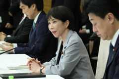 経済財政諮問会議で発言する高市早苗首相(中央)=2025年12月5日、首相官邸、岩下毅撮影