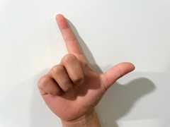 長男が右手でつくった「L」=榊原謙撮影